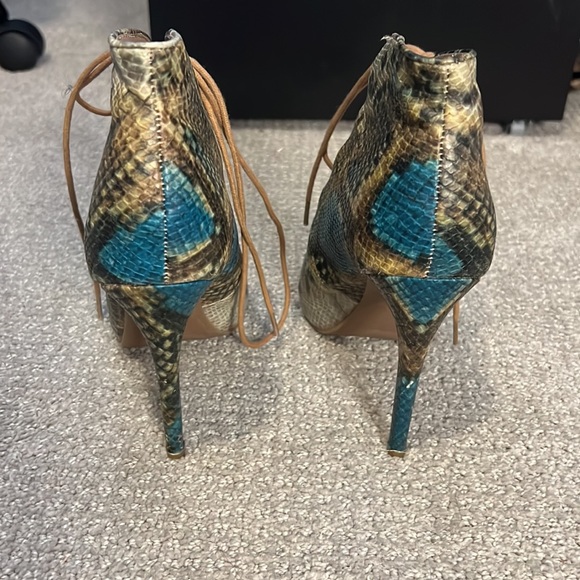 LOVIN’ ZIGI SOHO SNAKE PRINT BOOTIES - Picture 2 of 4
